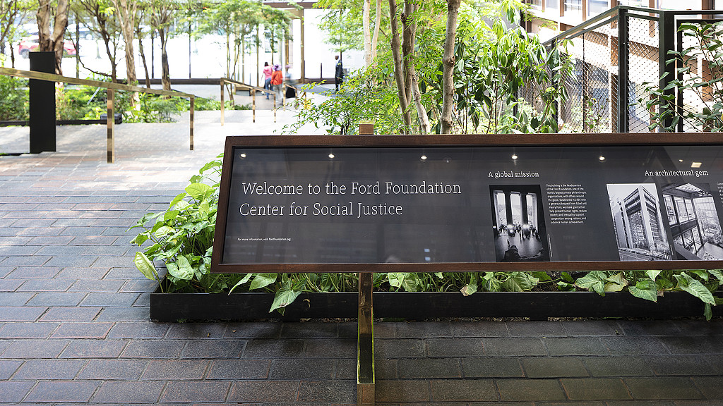 福布斯基金会 | Gensler 打造 60 年代风格的品牌设计-1