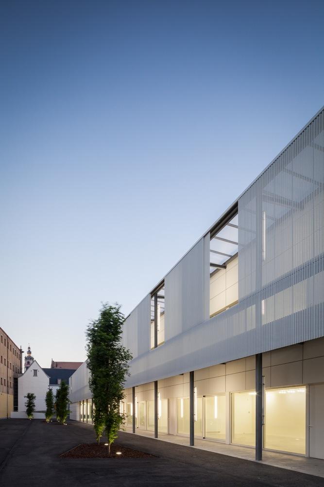 比利时十八世纪连栋住宅的现代翻新-23