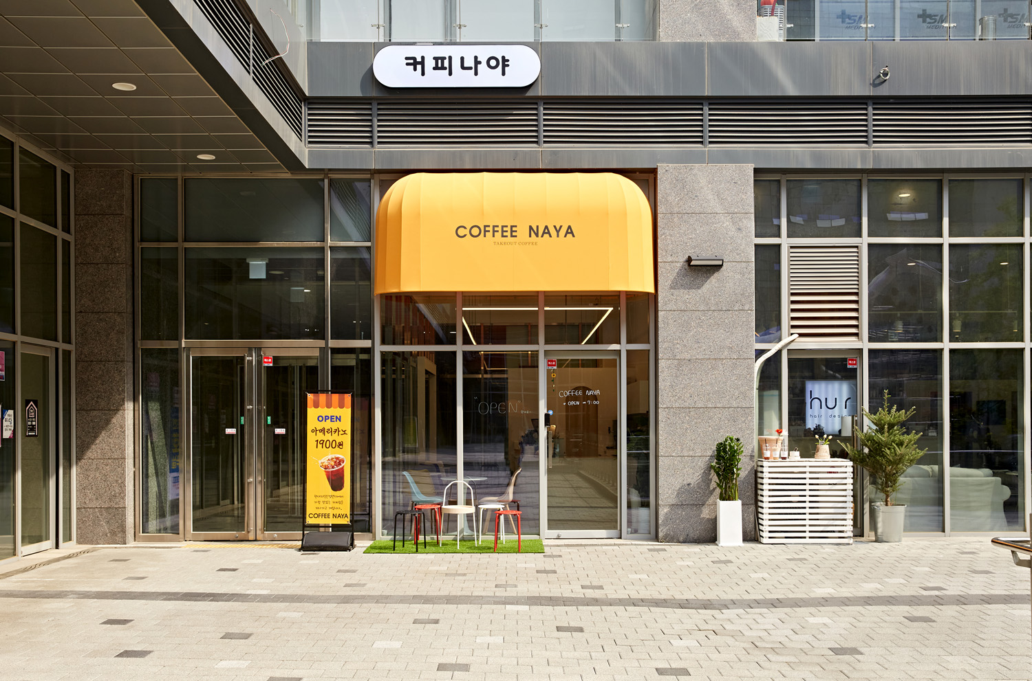 白色与木色交融，11 平小空间咖啡馆设计惊艳-2