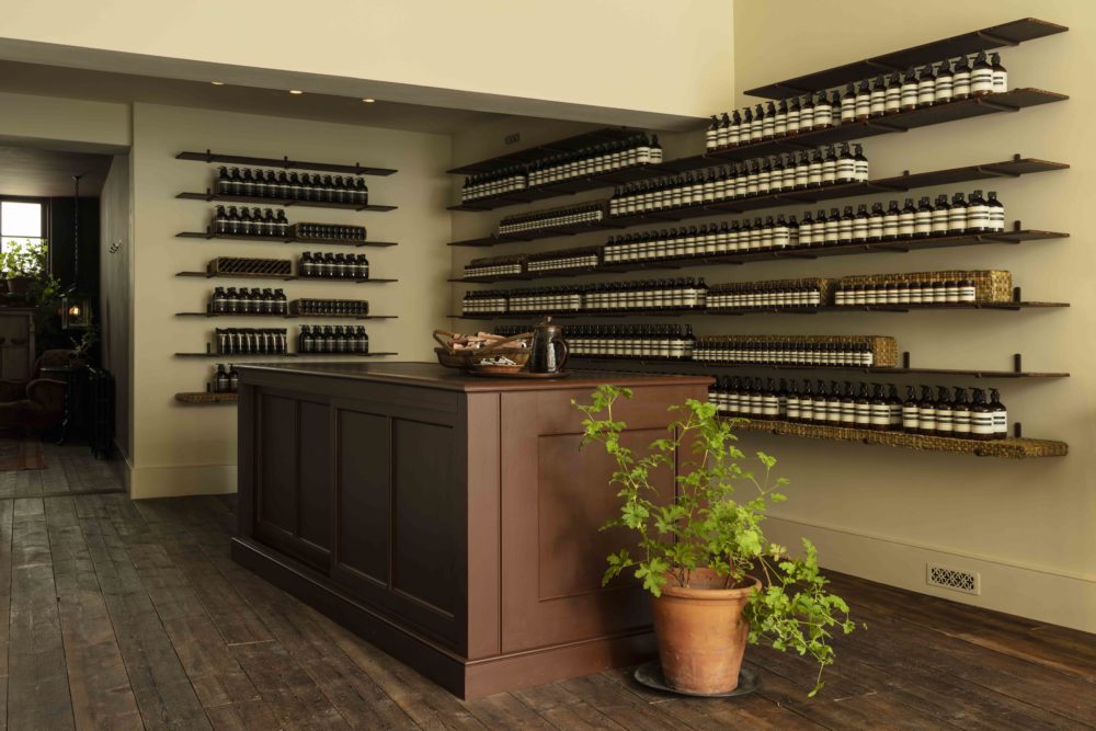 伊索剑桥店（注：Aesop是知名护肤品牌伊索，这里推测CAMBRIDGE可能指剑桥这个地方，结合语境常见表达可能是伊索在剑桥的门店等，若不是该语境请提供更多信息） 丨英国剑桥丨James Plumb-10