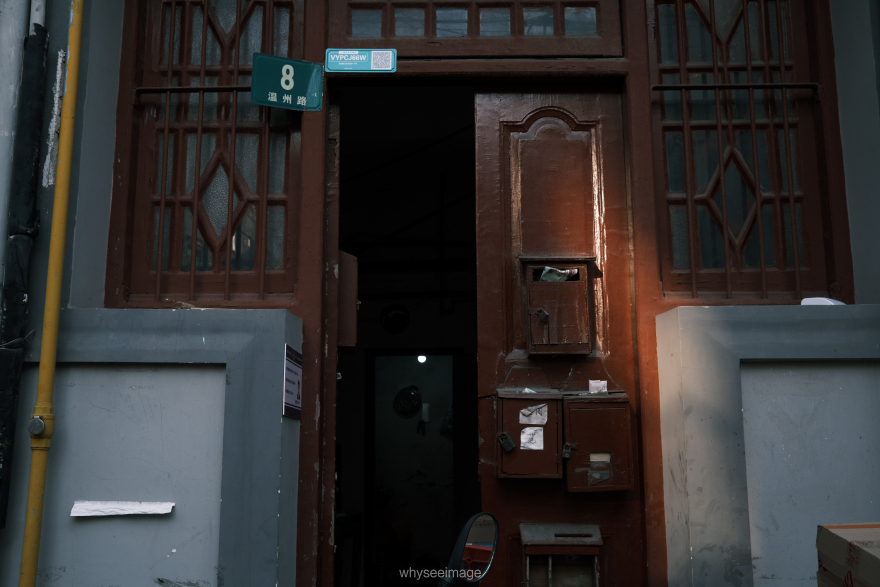 影子躺在地面上 · 不如回到街头丨中国上海丨whyseeimage-27