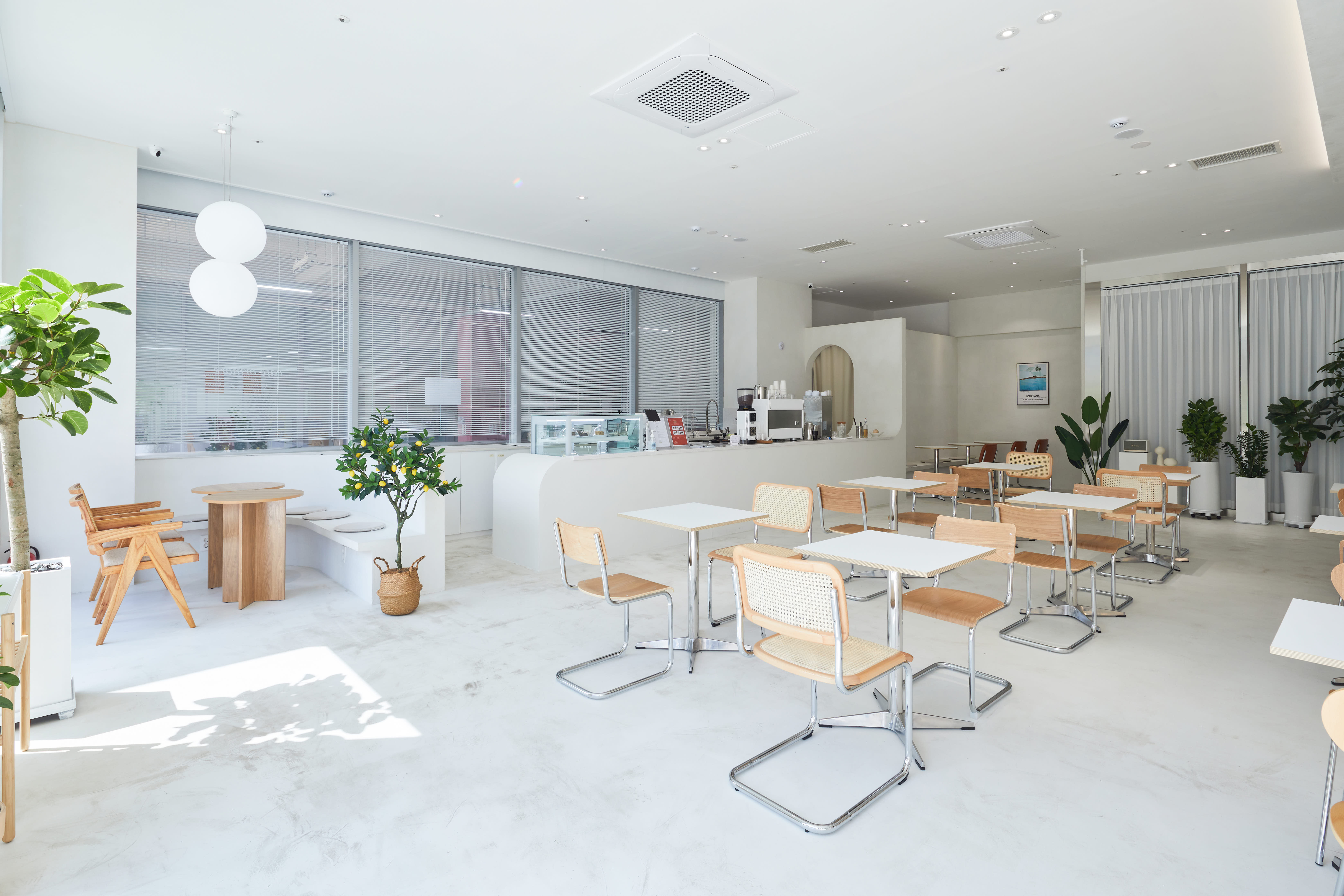 白色梦幻，33 平米咖啡厅的极致设计-3