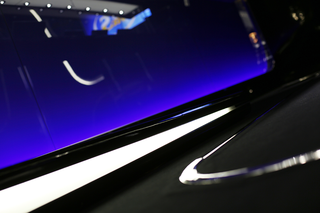 乌克兰科技未来主义展厅设计-36