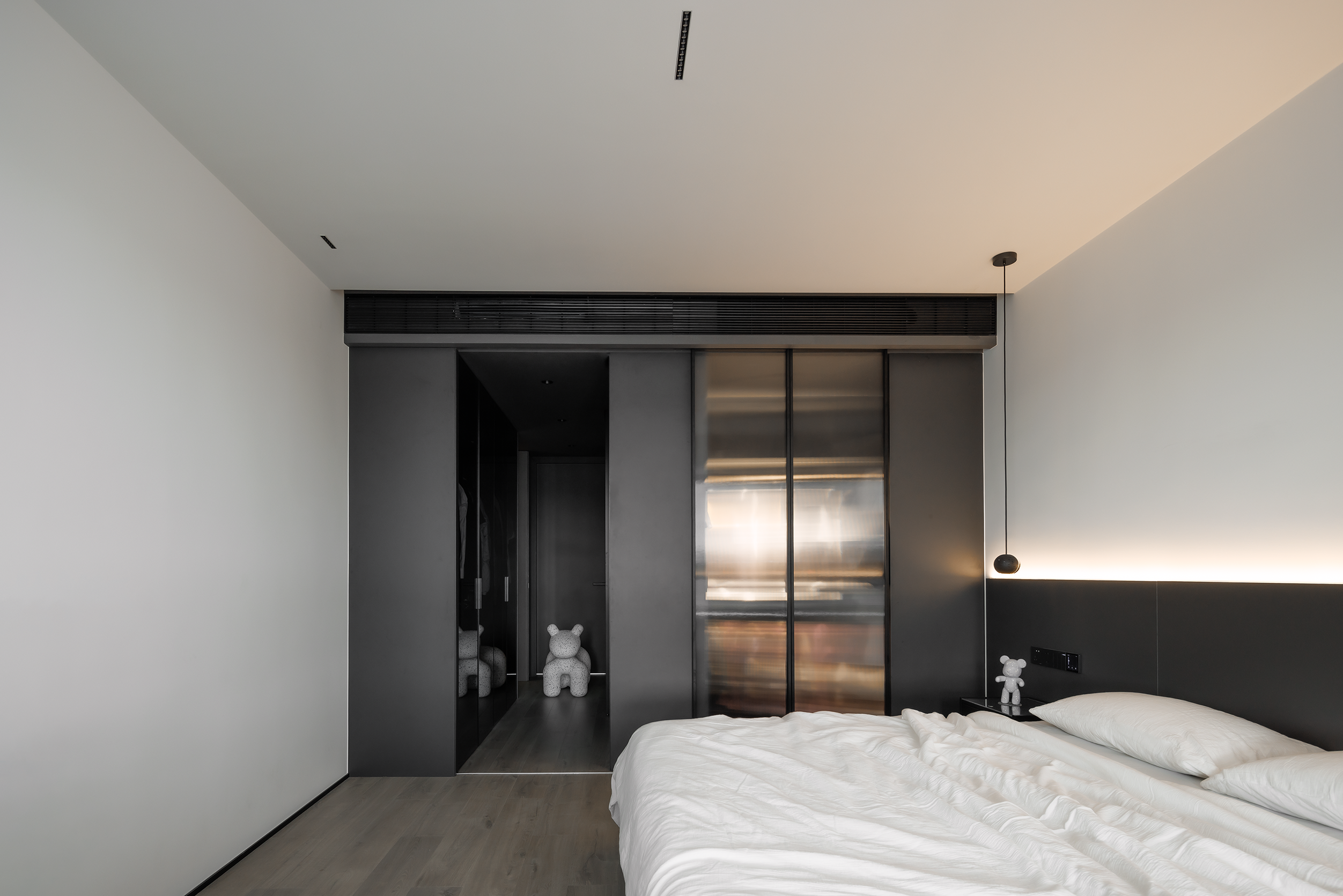 酷但“居家”,隐形收纳+“大平层”视野,无短板全能型暗调极简丨中国上海-62