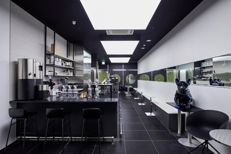 现代黑白灰 18 平米咖啡厅室内设计案例-2