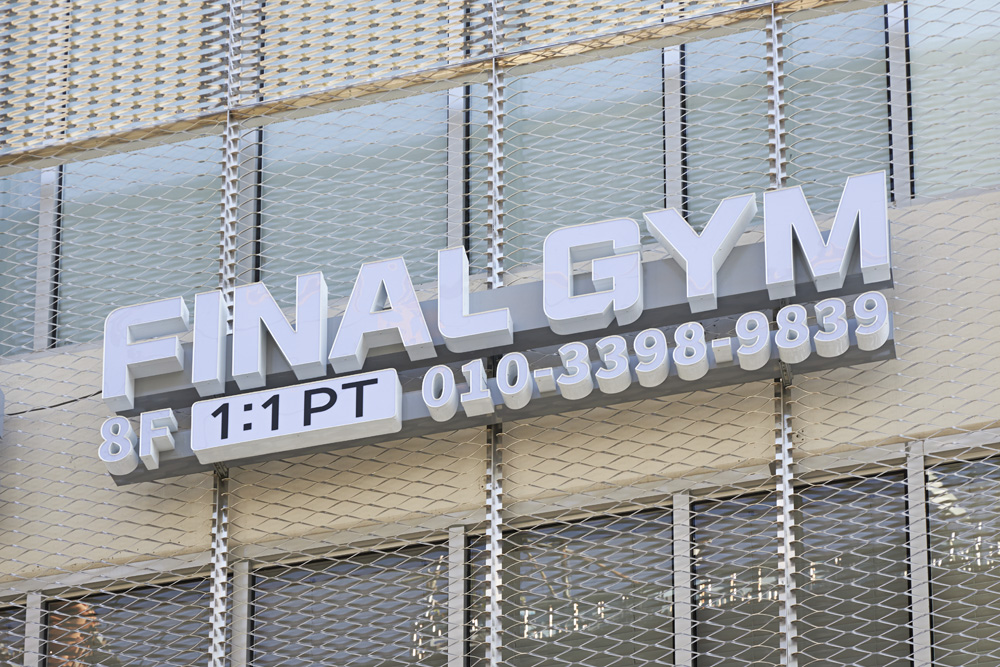 22 平米小空间，黑框照明打造极简艺术公寓-15