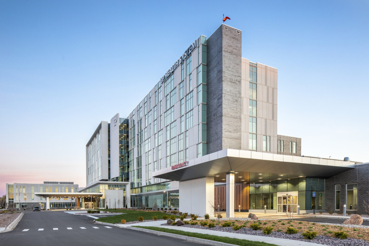 Michigan 雪城中心新建医疗中心，融入自然环境的现代设计-9