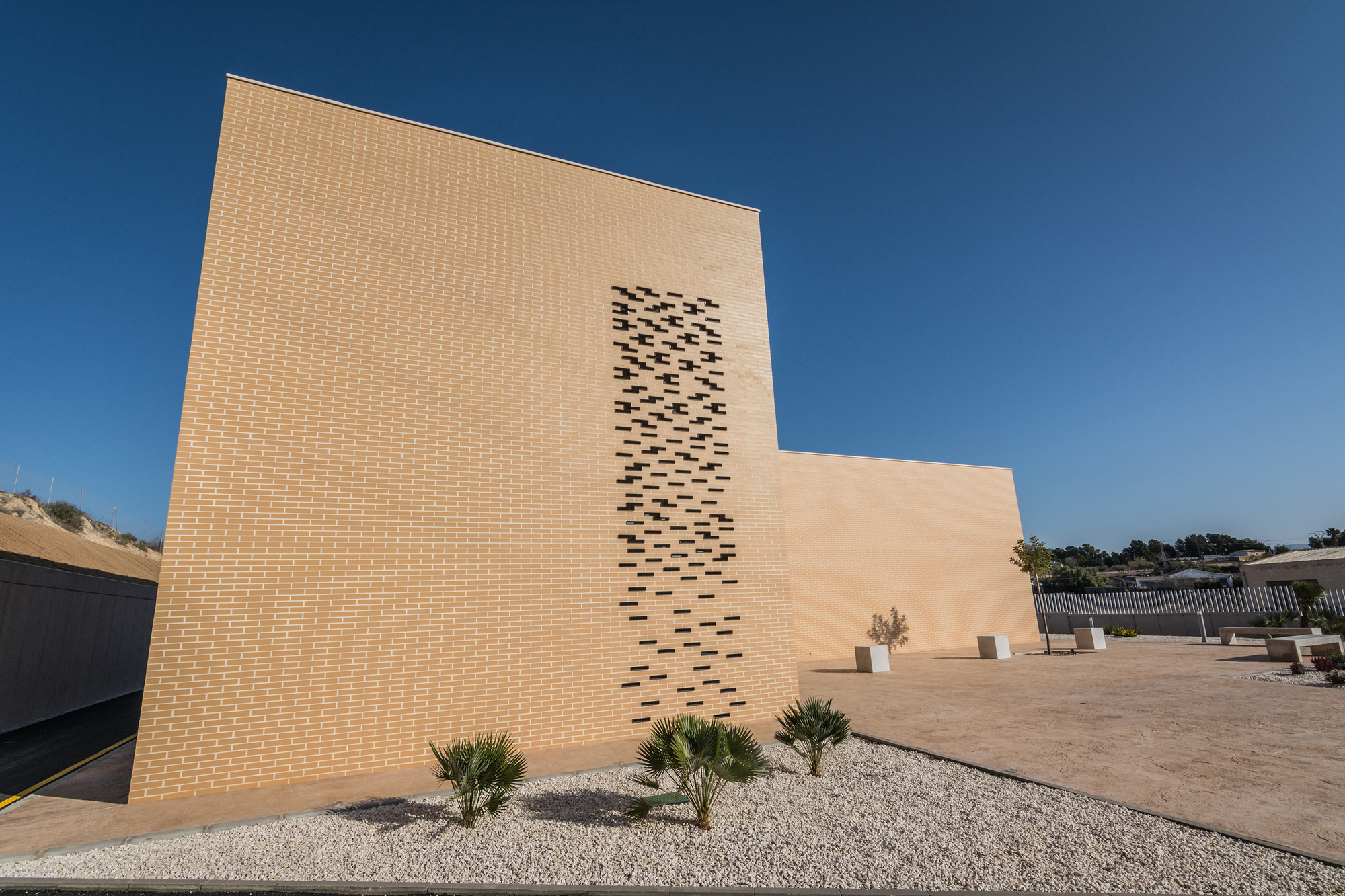 Monóvar Funeral Home | 融入自然的哀悼空间-19