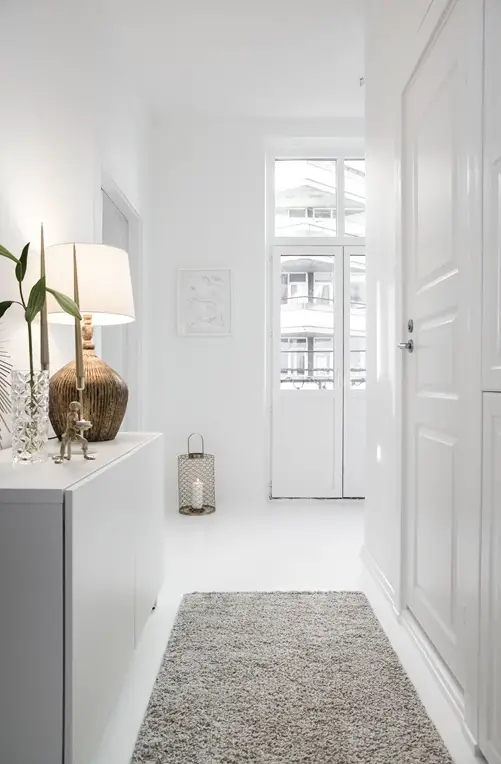 黑白装饰中的创新之作 | 玻璃隔段背后的步入式衣帽间-12