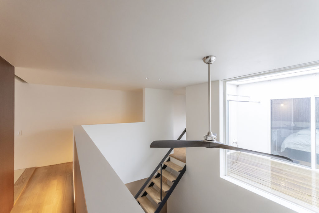 四囲を壁で包んだ家住宅の密集地ながら、静かで落ち着き感のある空間で暮らす | Architecture | 100%LiFE-15