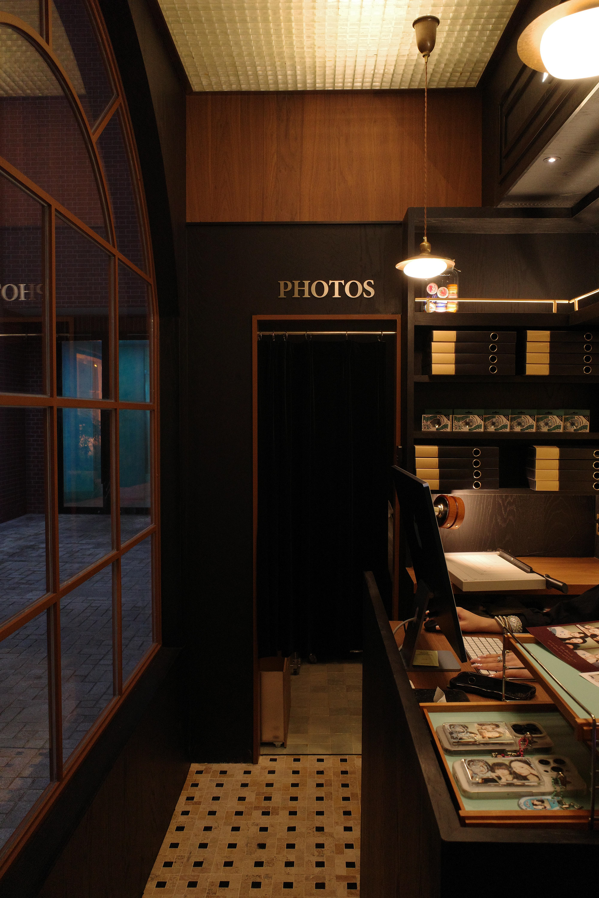 在洛克外滩源拍照

注：ROCKBUND通常指洛克外滩源，是上海的一个知名区域 丨中国上海丨Atelier M2 平米设计-8