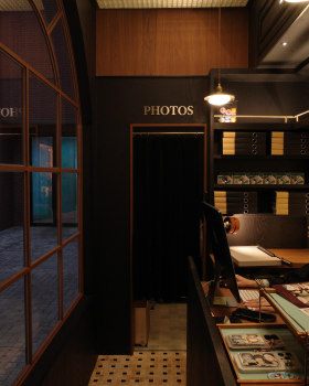 在洛克外滩源拍照

注：ROCKBUND通常指洛克外滩源，是上海的一个知名区域 丨中国上海丨Atelier M2 平米设计