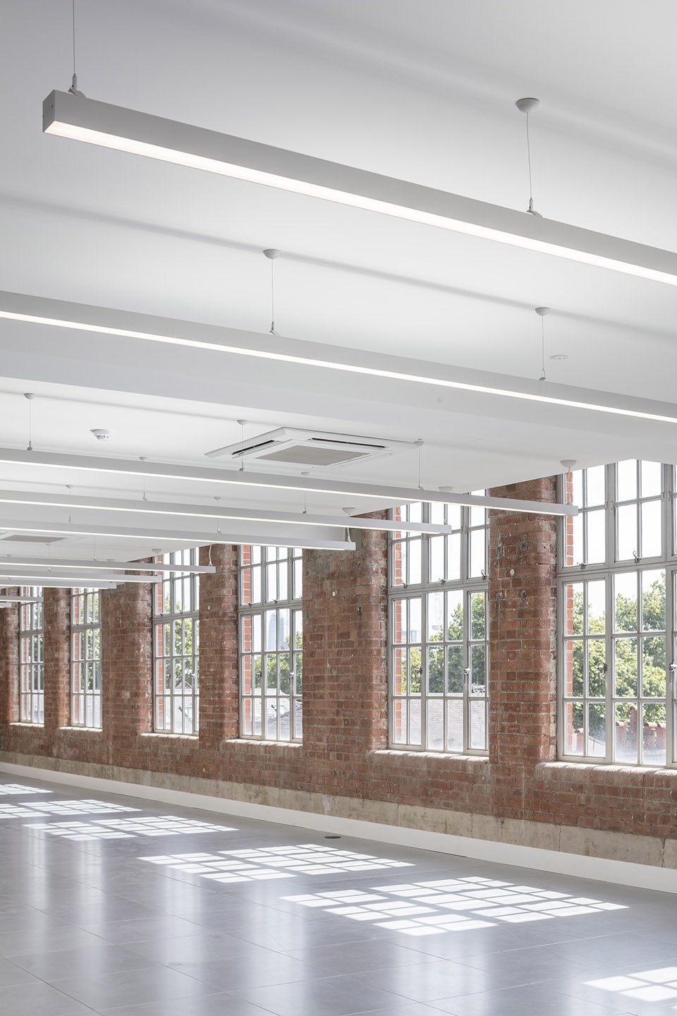 伦敦旧仓库建筑翻新变身开放式办公室-15