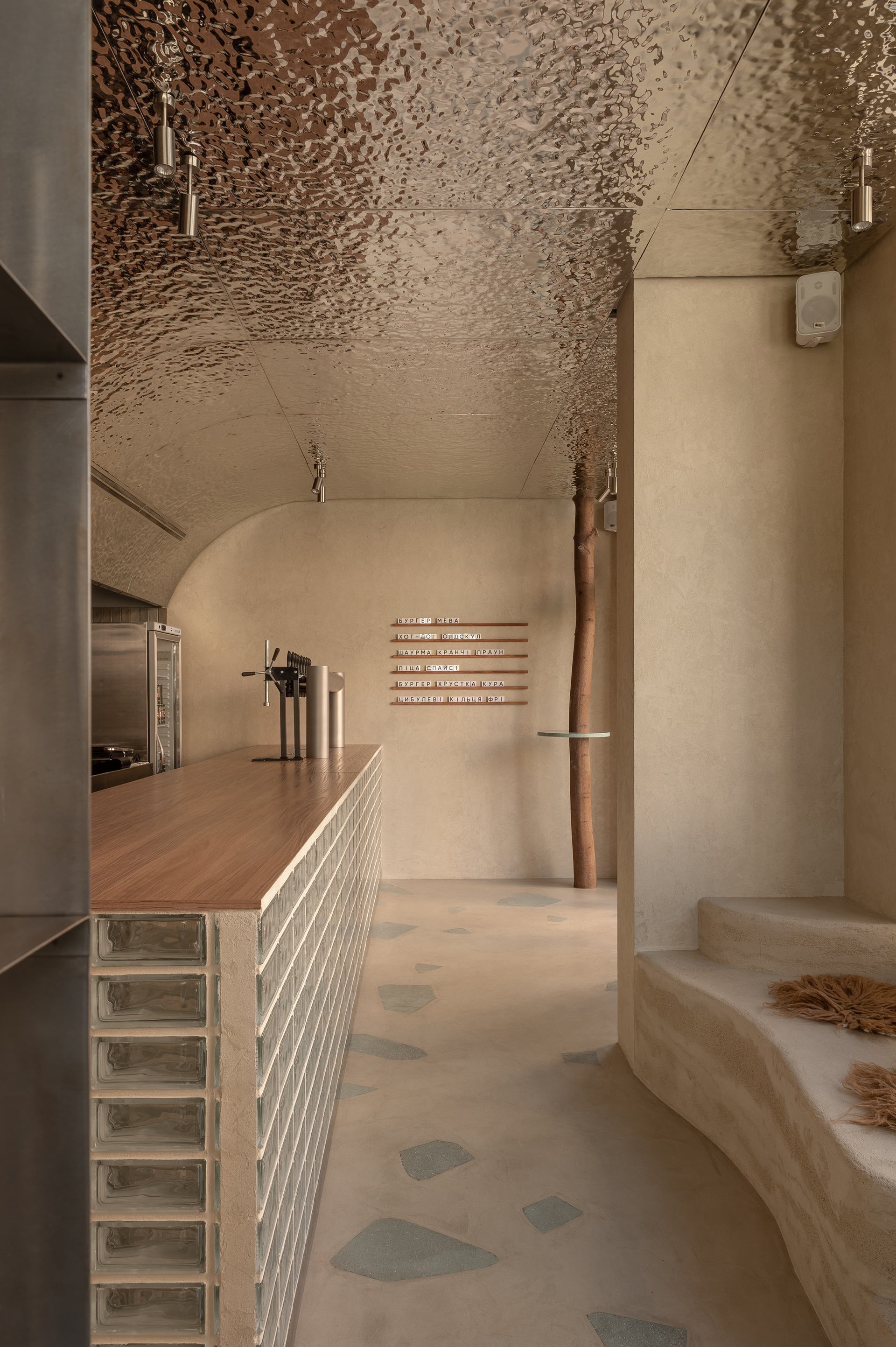 梅瓦点（注：MEVA可能是特定的品牌、名称等，如果有更多背景信息，翻译会更精准） 丨乌克兰基辅-30