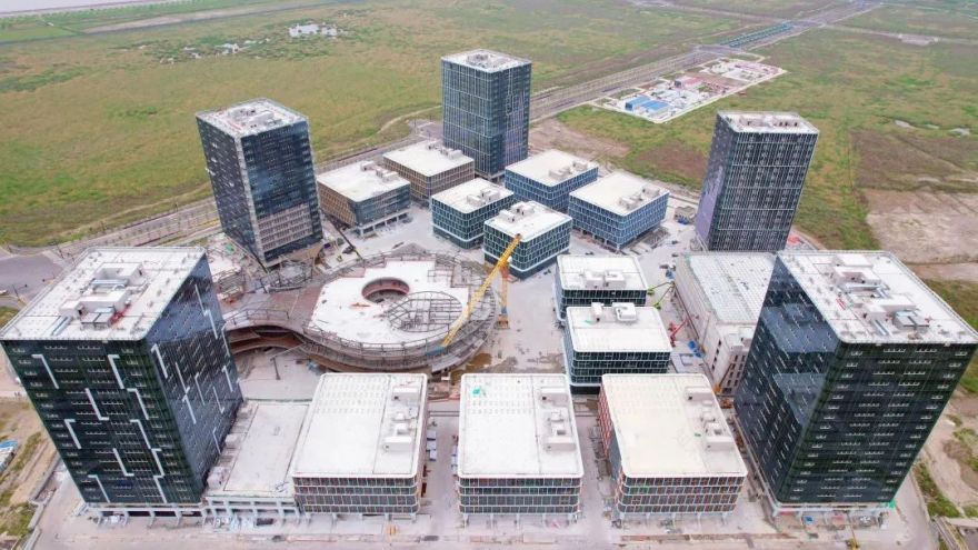 筑梦潮头起新城!上海临港综保区扩区首发项目全面封顶-24