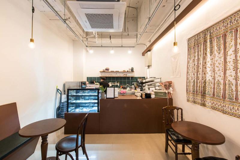 十平米打造简约温馨咖啡空间-5