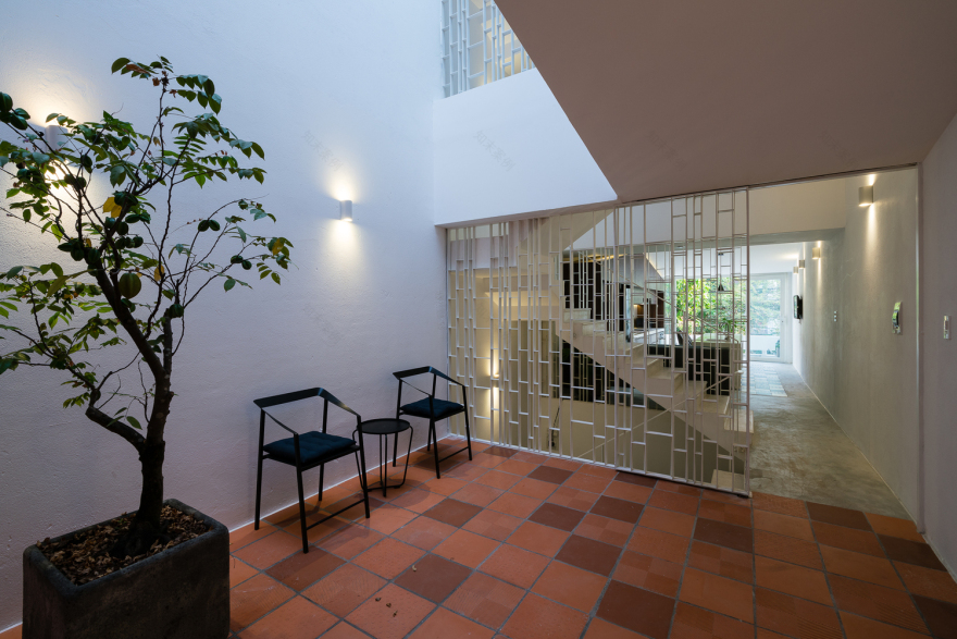 ZAKK ANDS HOUSE 透明金属边界与自然光影的完美融合-53