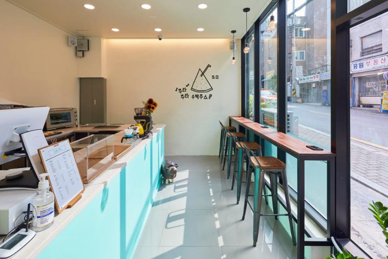 十平米咖啡店的缤纷色彩设计-6