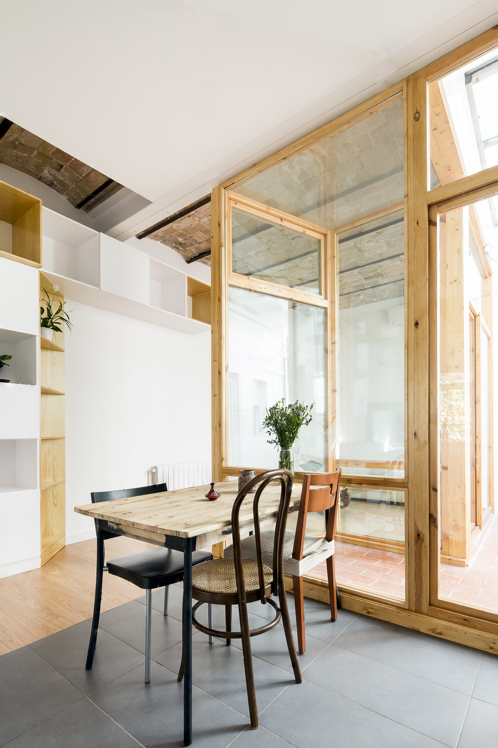 巴塞罗那旧宅翻新，打造室内外一体化生活空间-15