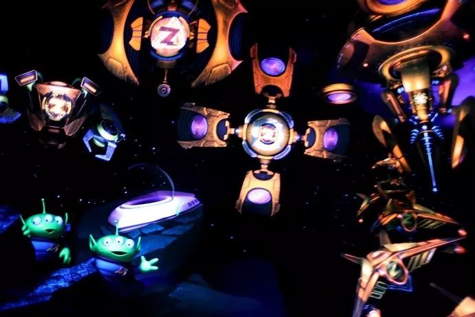 《上海迪士尼·明日世界》 | 圆滚滚的米老鼠,尖端设计的奇幻城堡-24