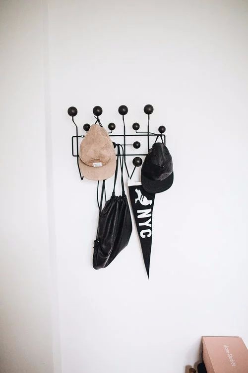 67㎡ 小公寓，墙壁上的层板、挂钩、衣架设计的太赞了-44