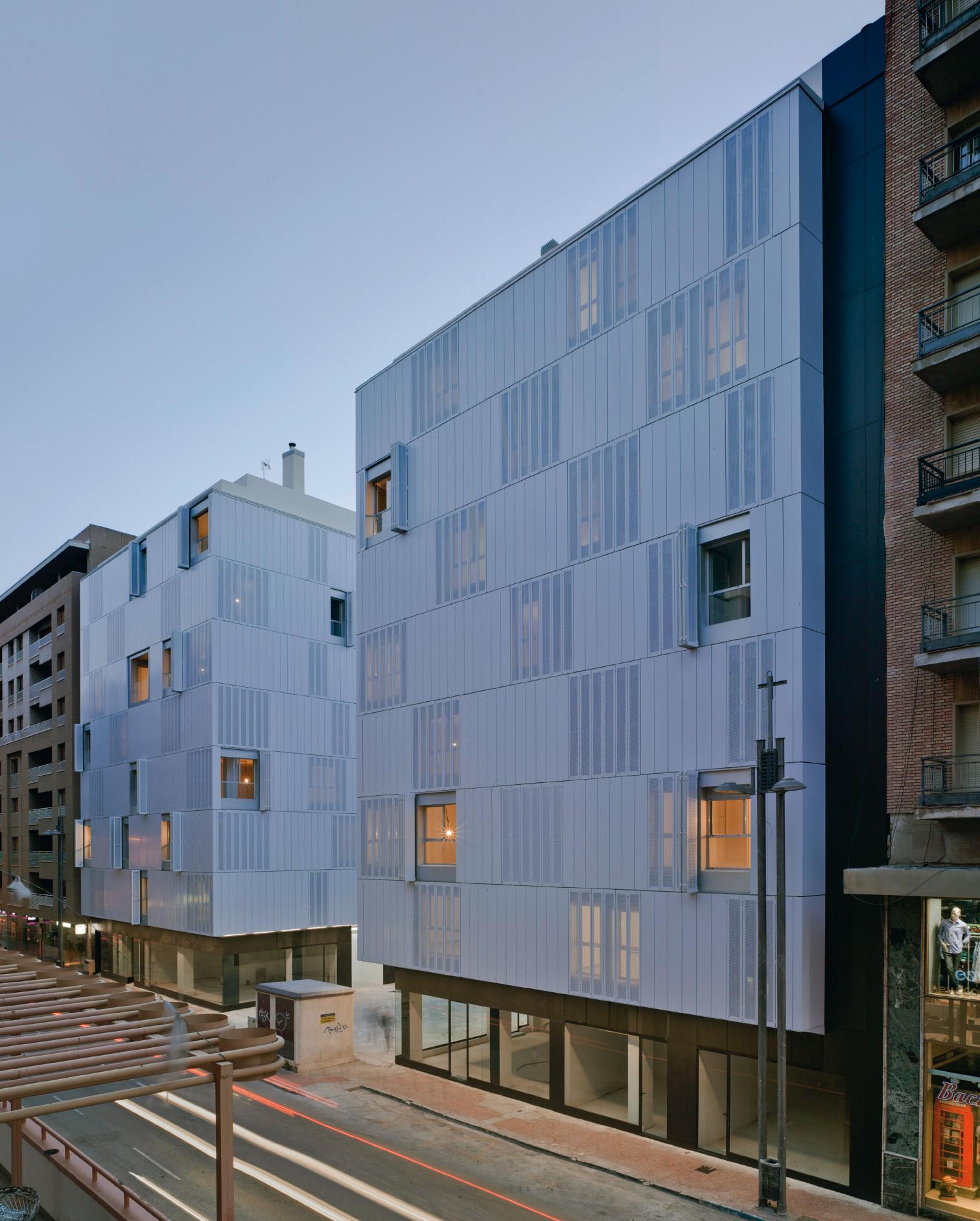 西班牙地震后重建的住宅楼 | 灵活适应每个居民需求-8