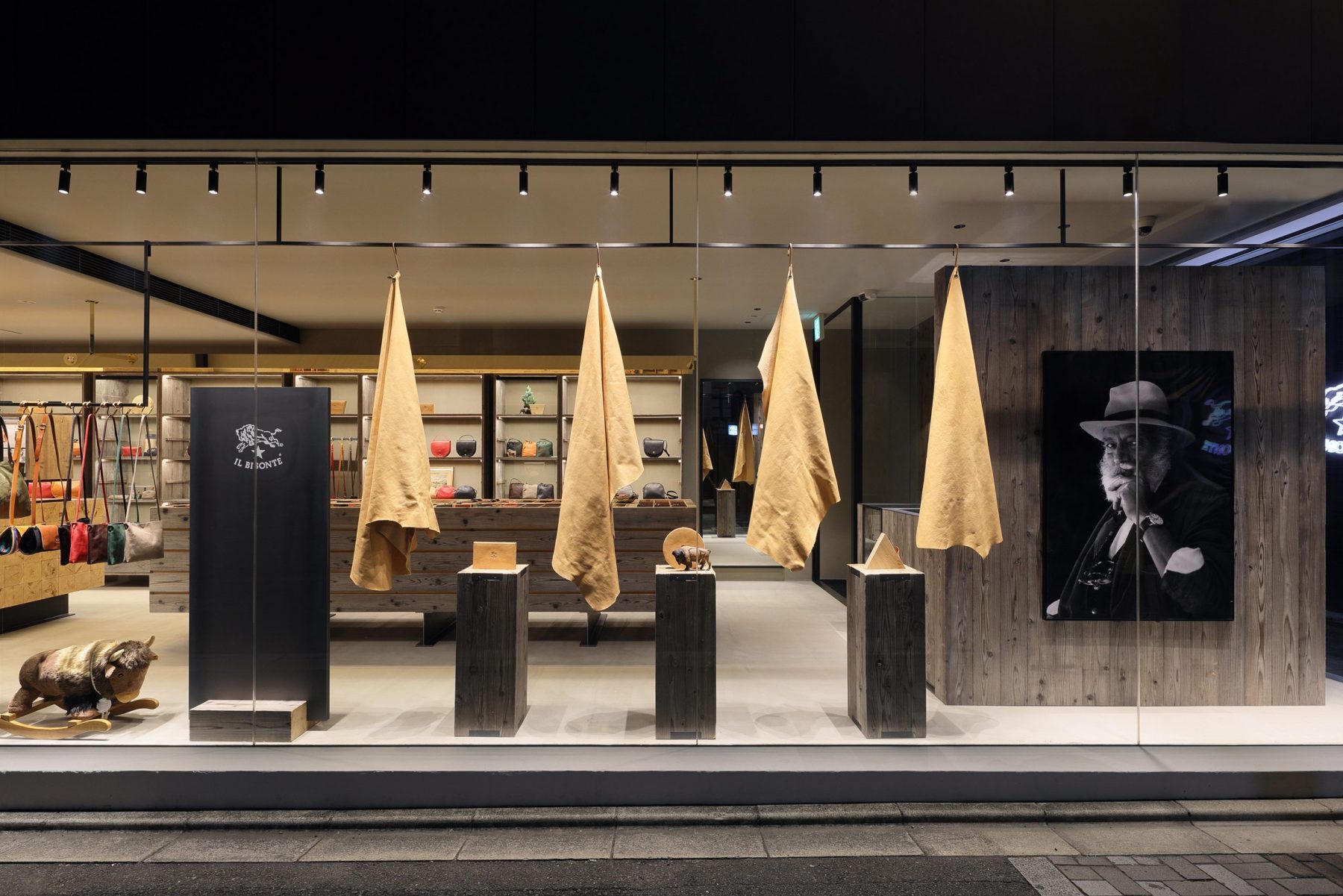 野牛京都三条店

注：IL BISONTE一般是品牌名，音译为野牛 ；KYOTO是京都；SANJO在日本地名里常指三条，这里推测是该品牌位于京都三条的门店相关表述 丨日本京都丨辻村久信氏-2