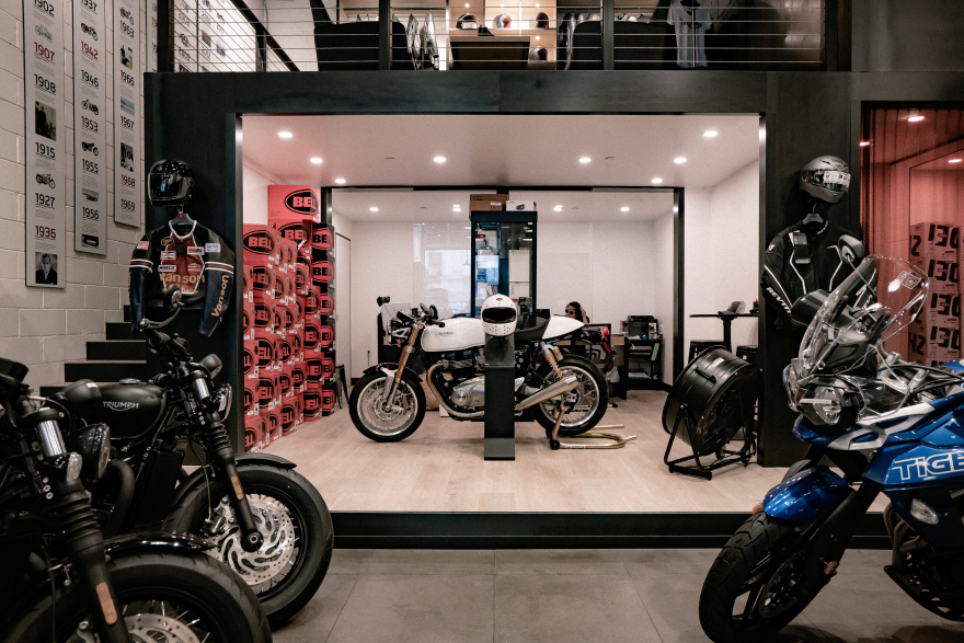 工业风与现代激情交融的 Triumph 威廉斯堡展厅-14