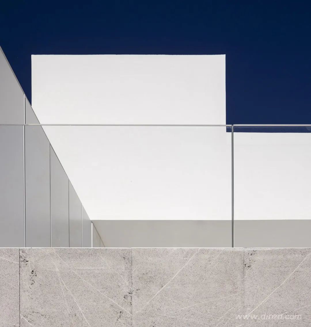 白色极简，融入自然的住宅设计-78