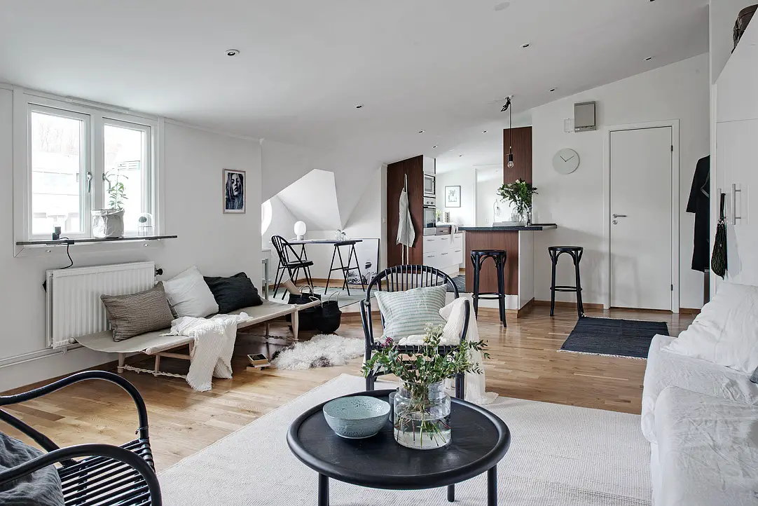 玫瑰楼阁，穿越时光的"牛眼窗"魅力-1