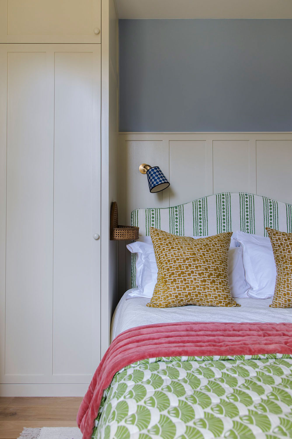 伦敦 19 世纪历史建筑公寓的彩色活力改造-16