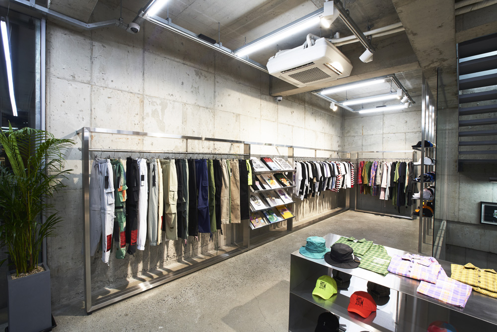 30 坪时尚复合式服装店 | 极简工业风打造潮流空间-5