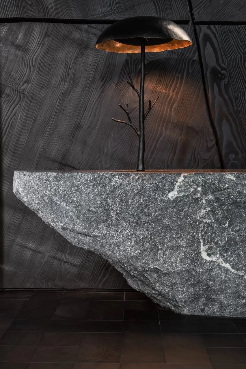 Moncler Grenoble 全新阿尔卑斯山上的旗舰店丨瑞士丨Küchel Architects-15