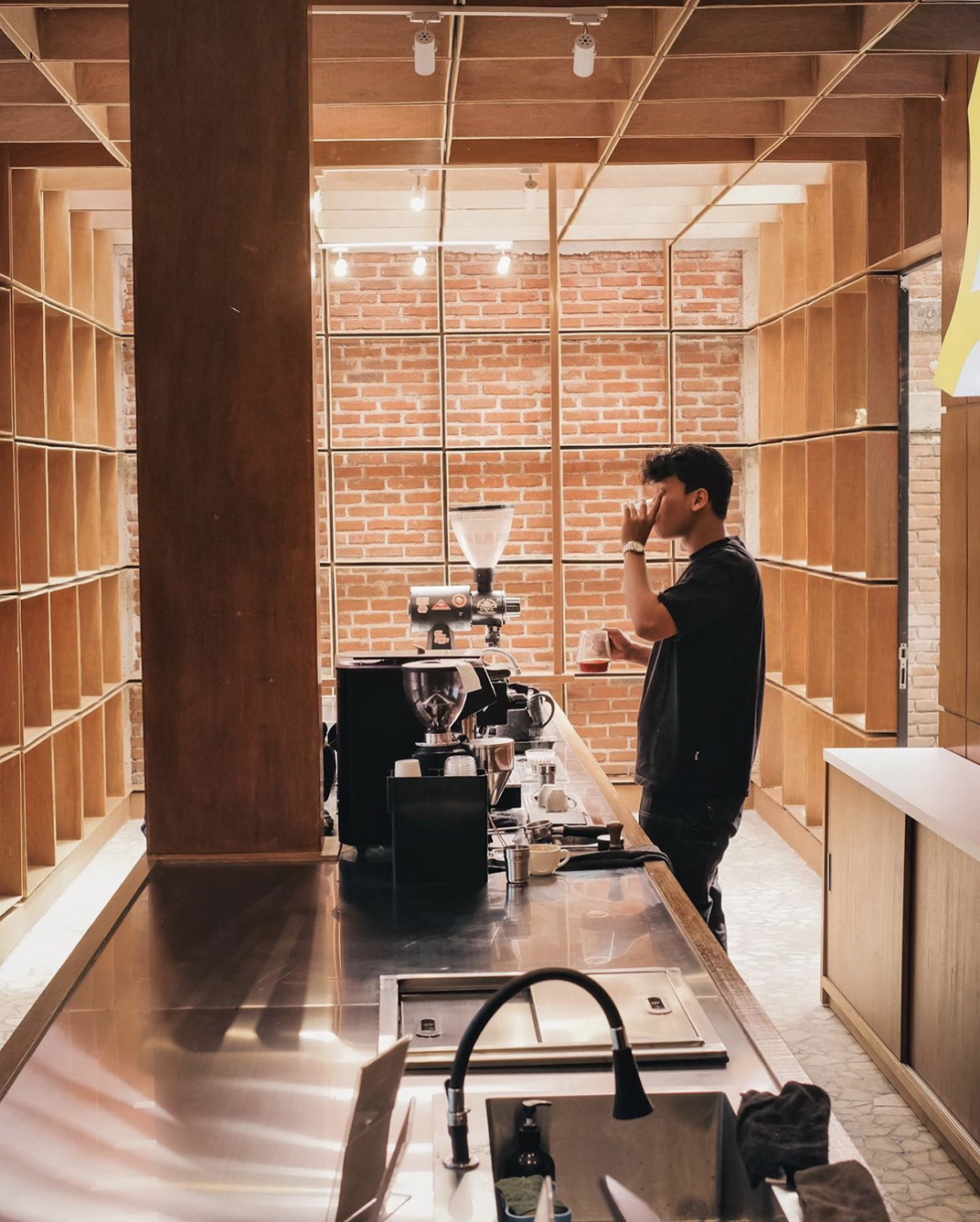 没有座位的咖啡馆Fugol Coffee Roasters,印度尼西亚 - 咖啡店 - 餐厅LOGO-VI空间设计-全球餐饮研究所-3