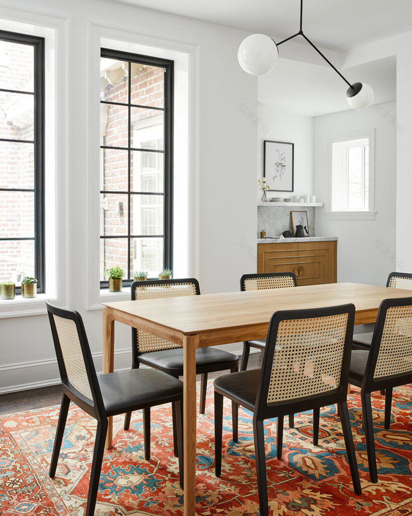 芝加哥奇幻住宅 | 黑色天花板与精致设计家具的完美结合-9