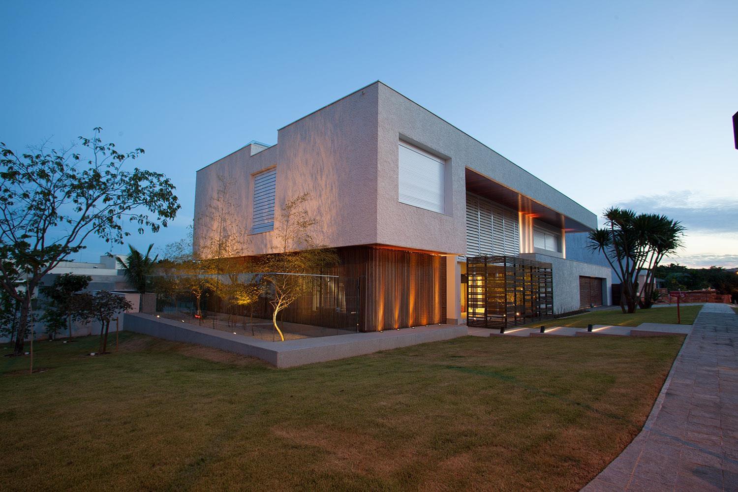 巴西戈亚尼亚 Jabuticabeira 住宅 | 自然元素与半开放式设计的完美融合-4