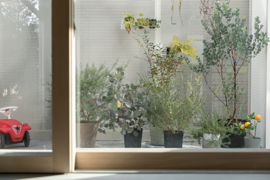 職住一体の建築家の自邸　ゆるやかに居場所をつなげ、仕事と生活の場をひとつに | Architecture | 100%LiFE-23