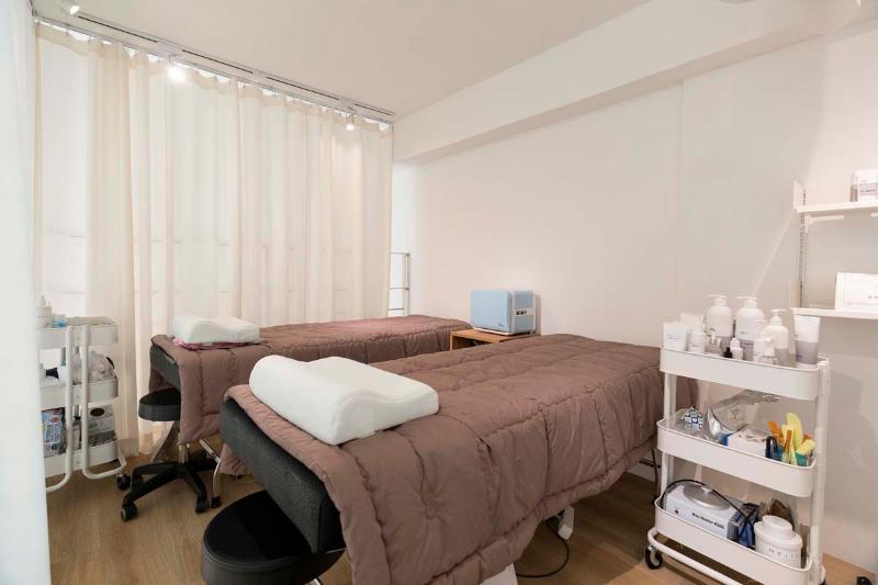 简约白诠释美学，皮肤护理与时尚穿搭的空间融合-9