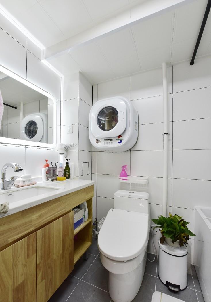 绿色皮质沙发打造小空间客厅，金属质感吊灯烘托餐厅气氛-34