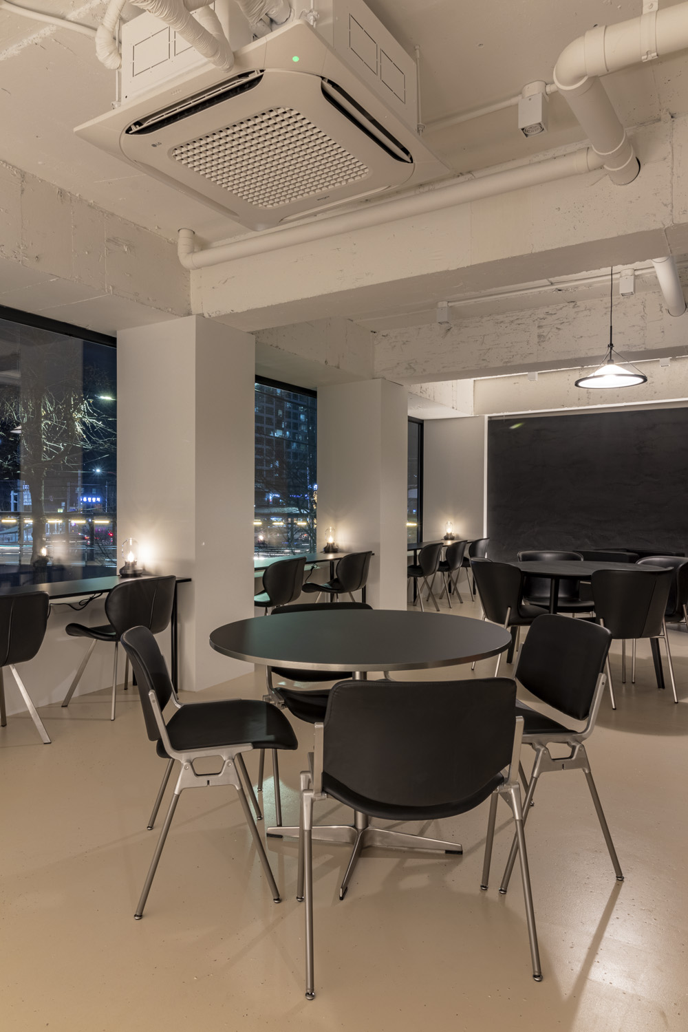 43 平小空间，打造极简白色调的咖啡馆魅力-18