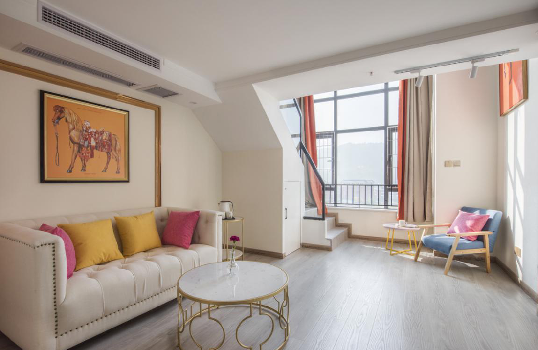 loft 跃层酒店空间,明亮宽敞的艺术栖息地-0