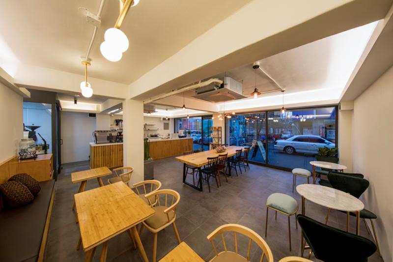 20 平极简咖啡厅，木质与白色的无压空间-6