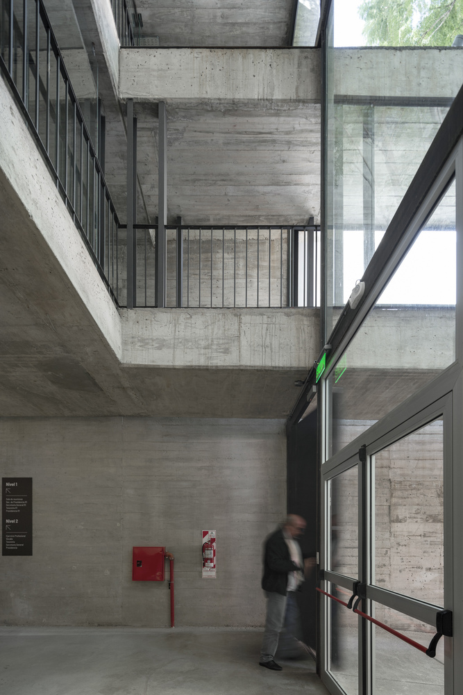 阿根廷建筑师协会总部 · 混凝土与绿意的共生-64