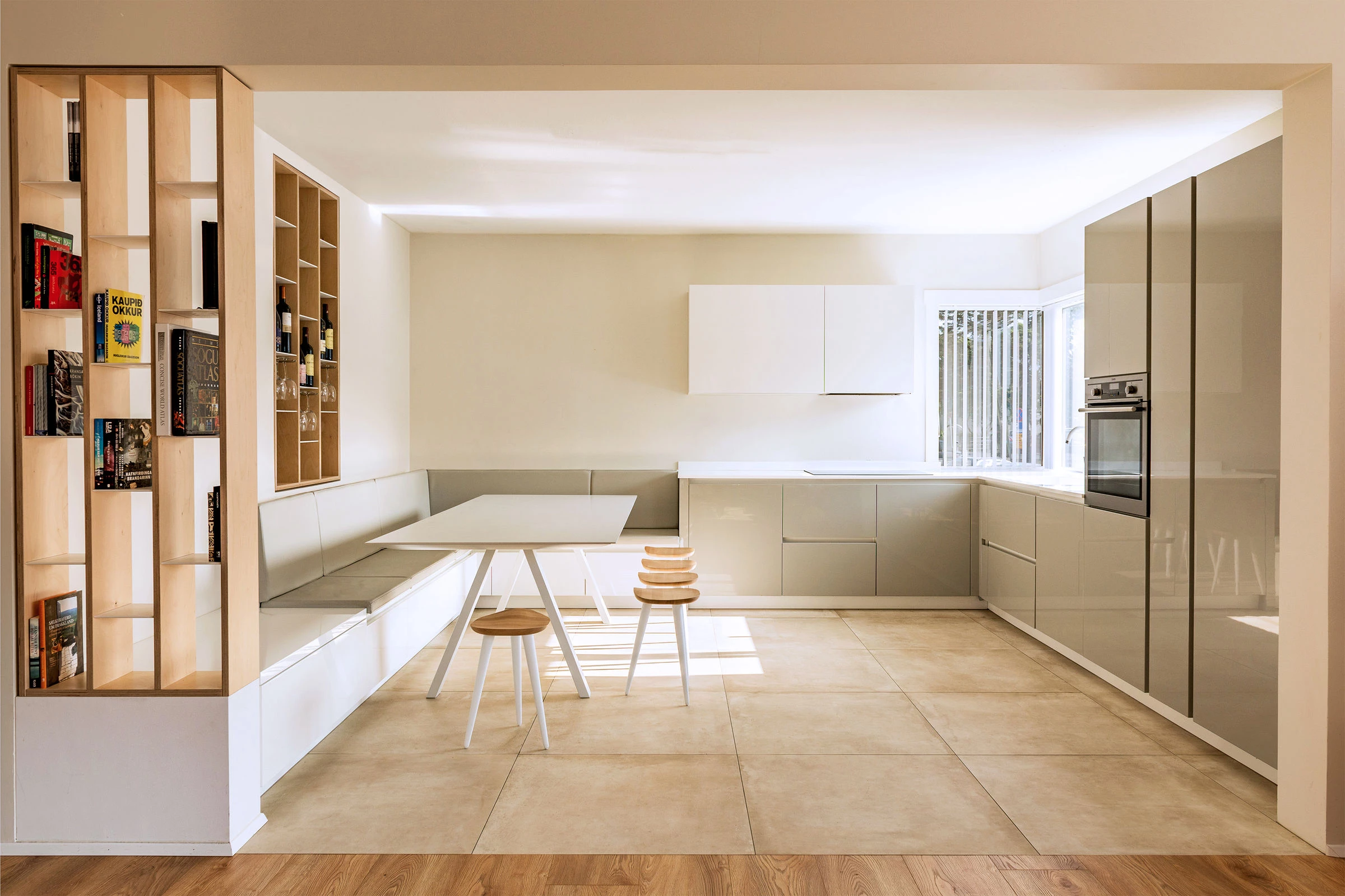 温馨北欧风，拆墙增互动——冰岛 Solvallagata68 住宅设计-12