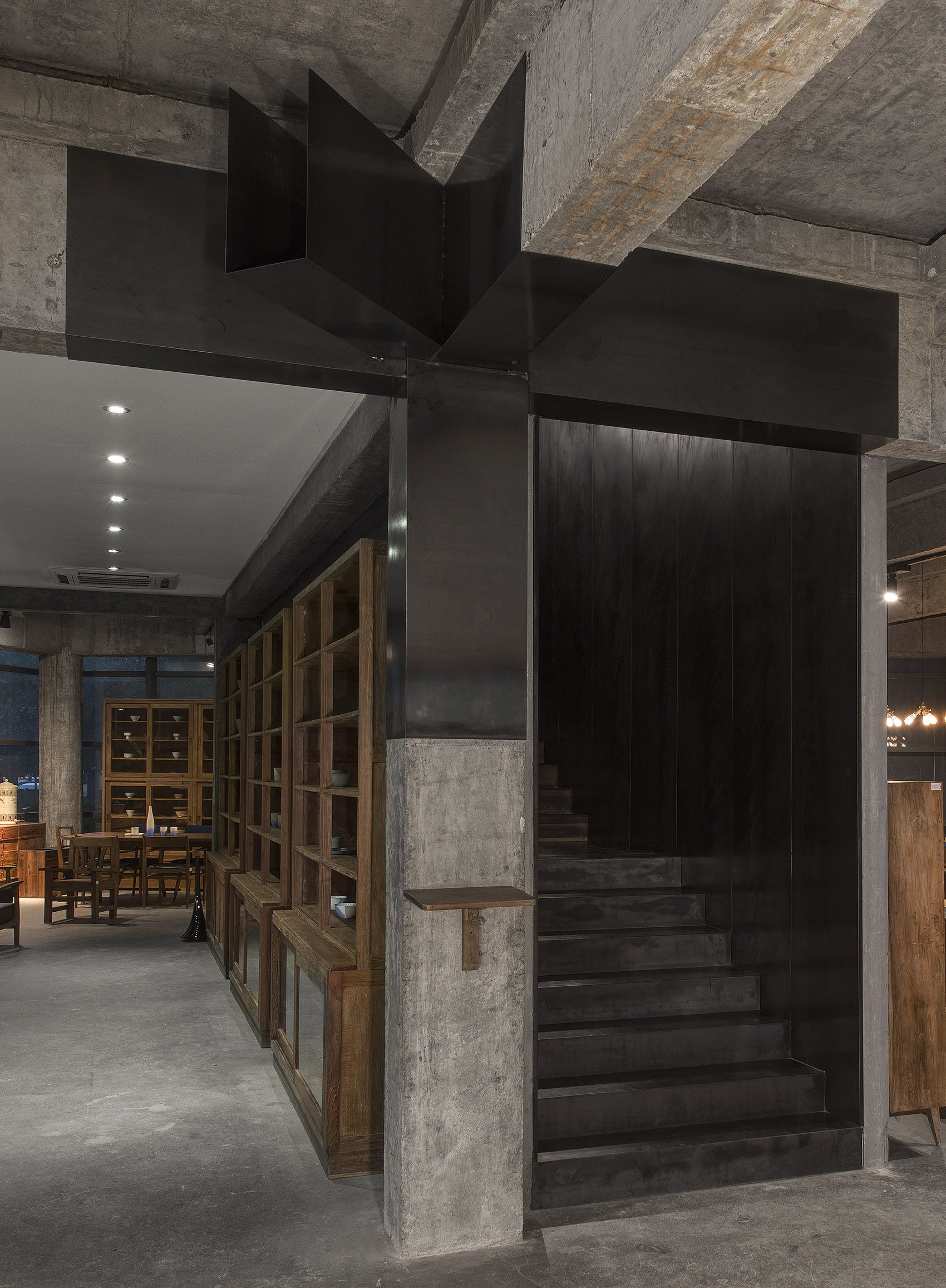 黑色斜面系统&黑壳HEIKE服装品牌概念店，中国 / 杭州啊嗯室内设计-10