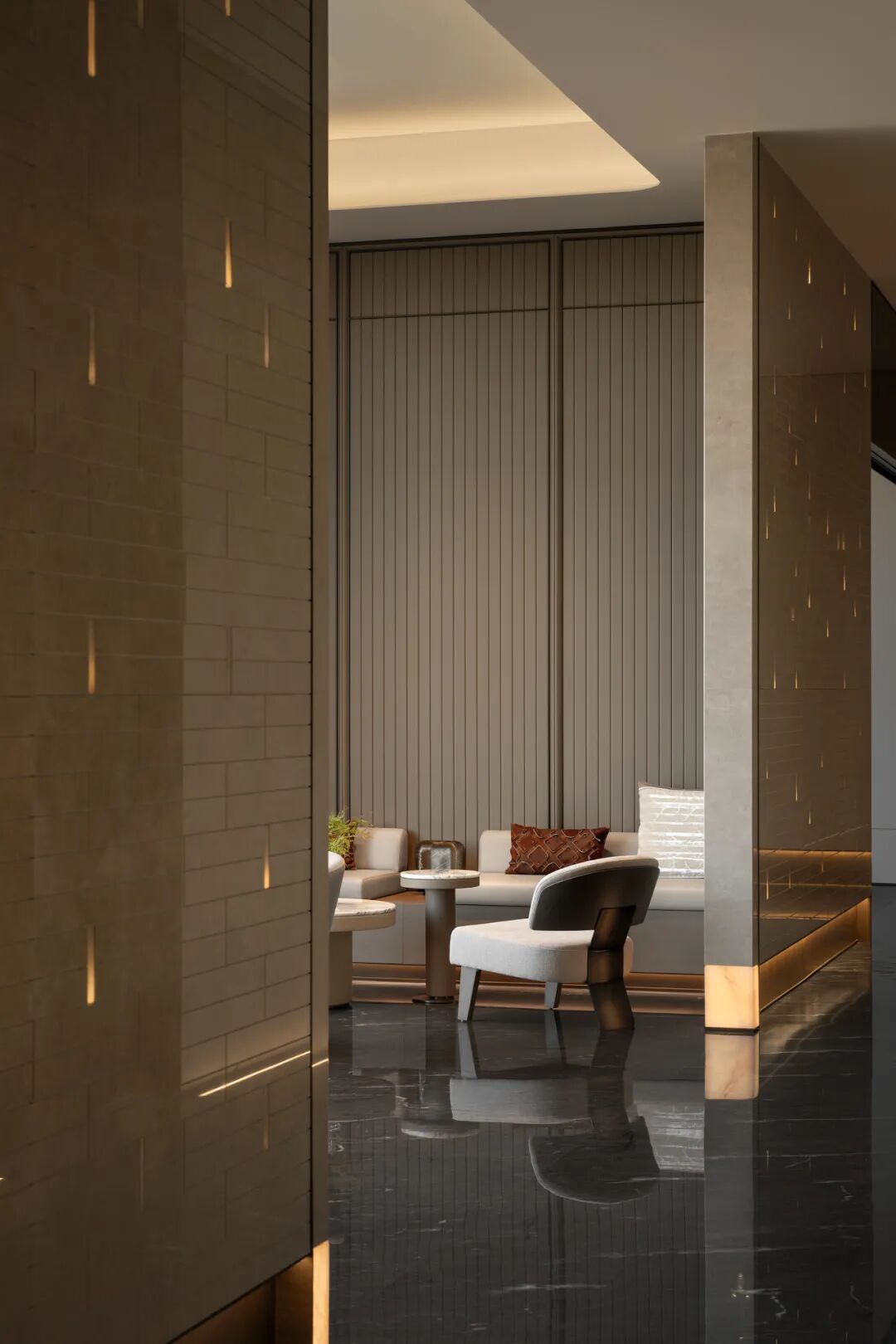 栋三尺设计|依山望江，空间中的精神秩序——现代奢居的仪式与尺度-33