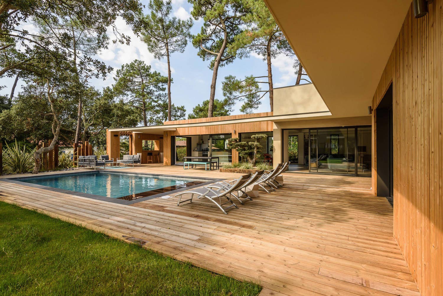 法国绿意环绕的现代木质住宅设计-3