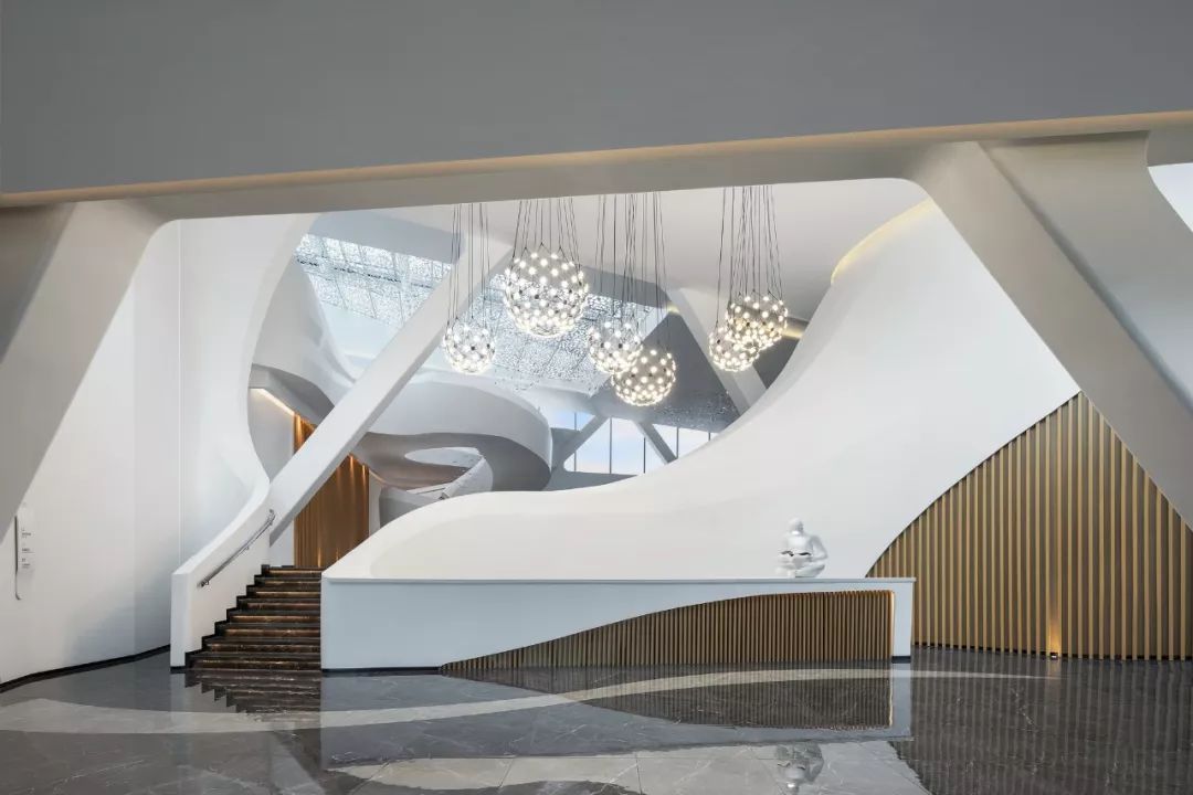 悬崖上的艺术馆 | 山海之间的白色梦幻空间-10