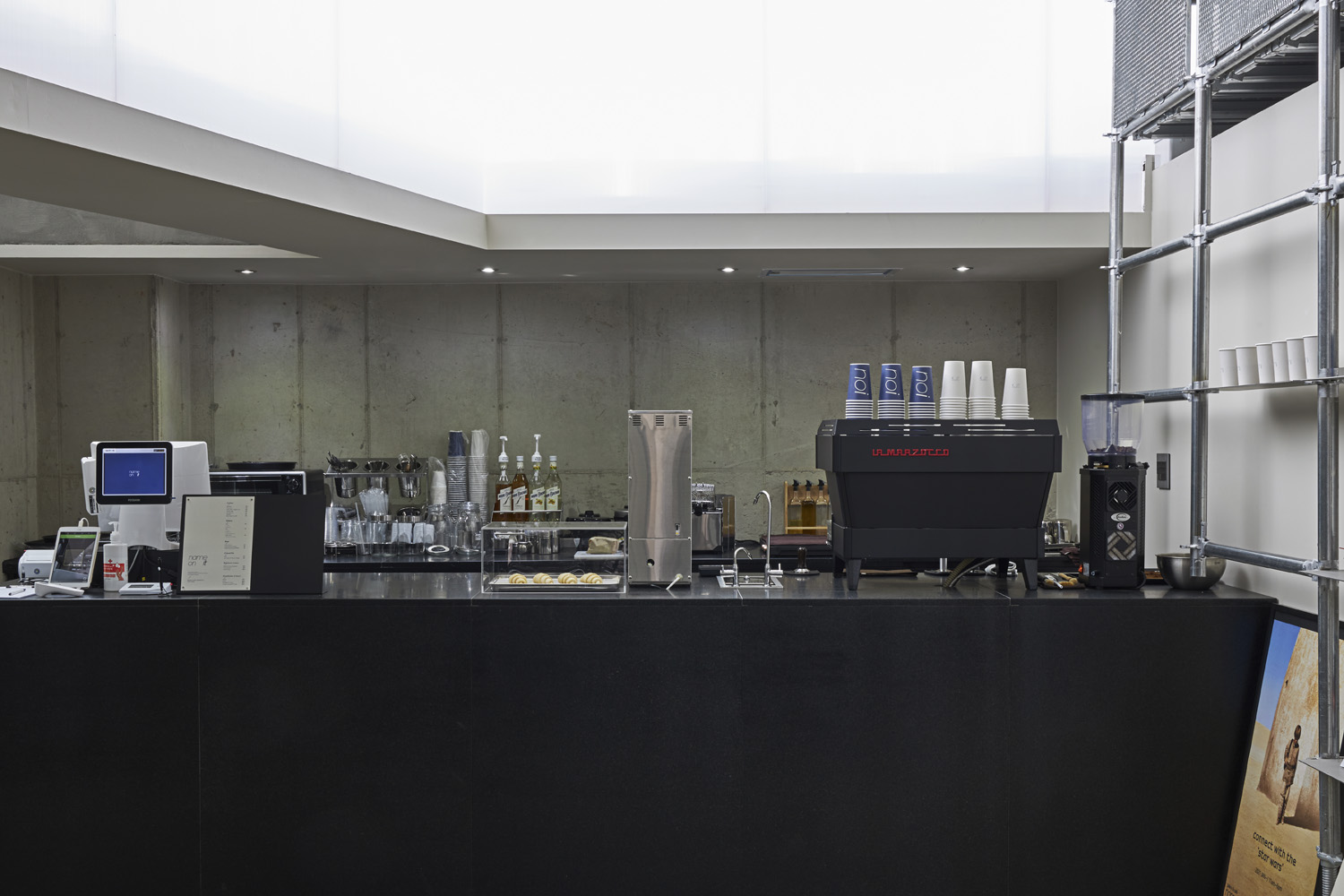 金属材质打造独特氛围的 50 平米咖啡厅-7