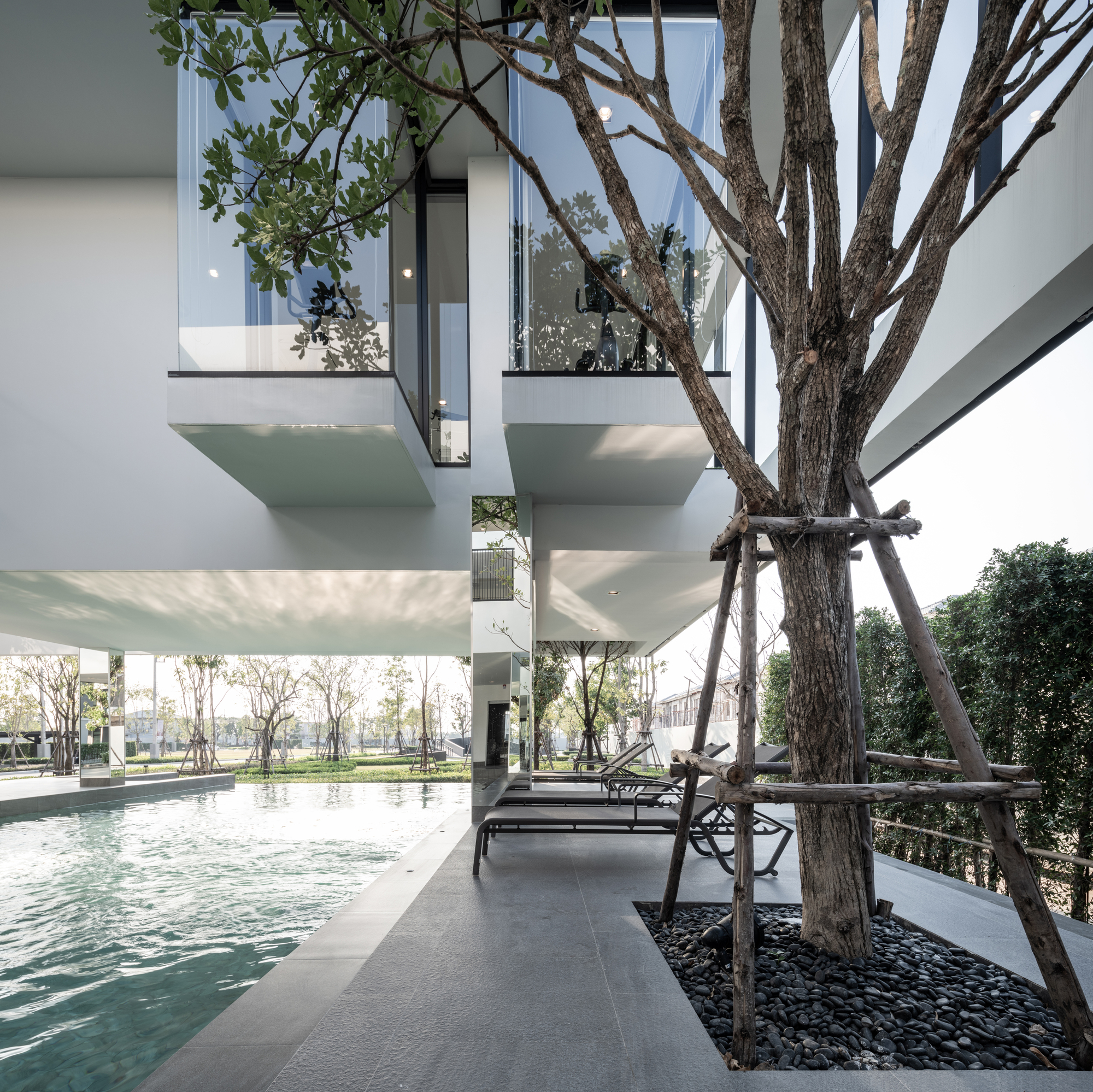 AP Grand Pleno Phahol Ransit Club House / ForX Design Studio-43